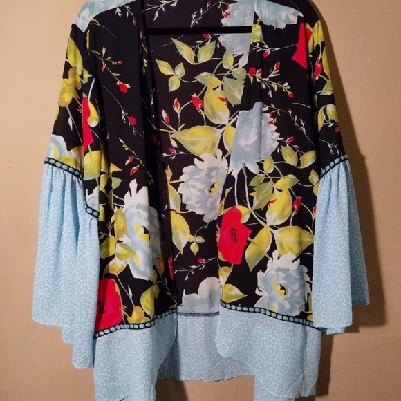 The Pioneer Woman Floral Tunic with Black and Blue Accents - Picture 6 of 8